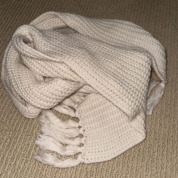 NWOT RARE UGG Women’s Chunky Knit Scarf with Fringe in Cream - Picture 7 of 8